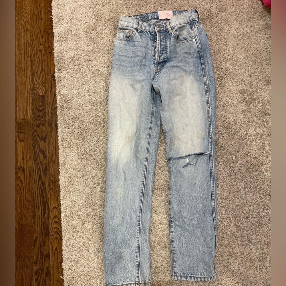 Revice straight leg jean with butt rip